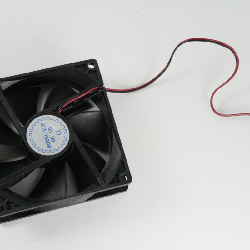 Кулер, витяжка, вентилятор у душову кабінку