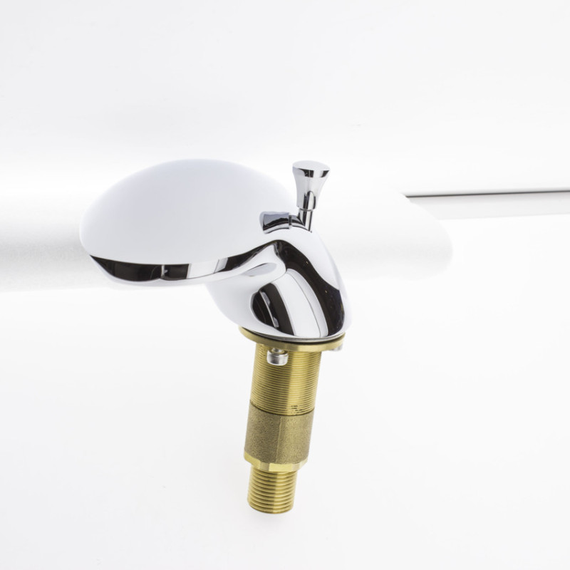 Змішувач на борту ванни з розливанням та ручним душем