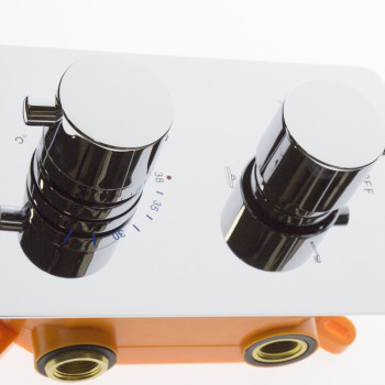 Змішувач вбудований в стіну з термостатом круглої форми, 3 перемикання (C-03)