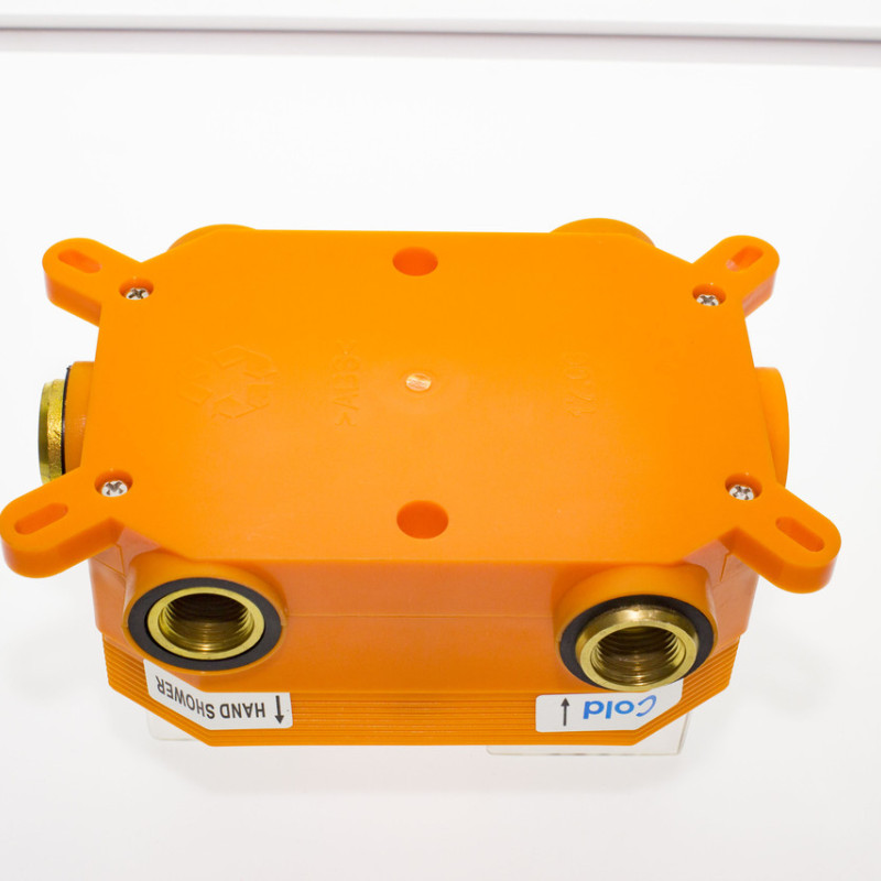 Змішувач вбудований в стіну з термостатом круглої форми, 3 перемикання (C-03)