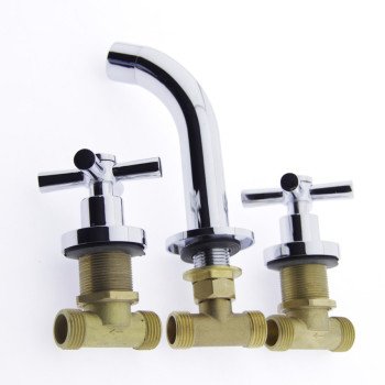 Змішувач вбудований у вертикальну поверхню.