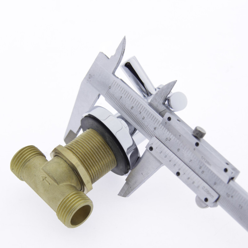 Змішувач вбудований у вертикальну поверхню.