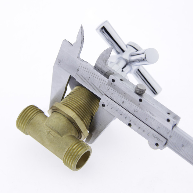 Змішувач вбудований у вертикальну поверхню.