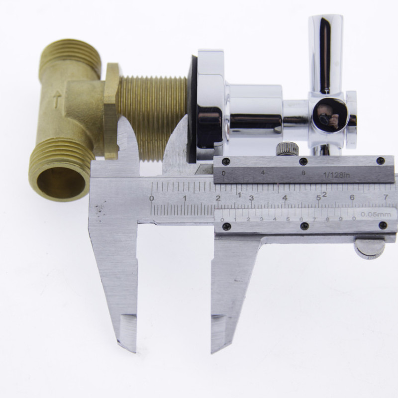 Змішувач вбудований у вертикальну поверхню.