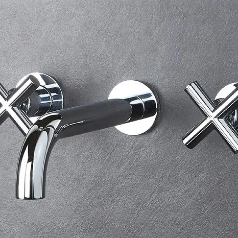 Змішувач вбудований у вертикальну поверхню.