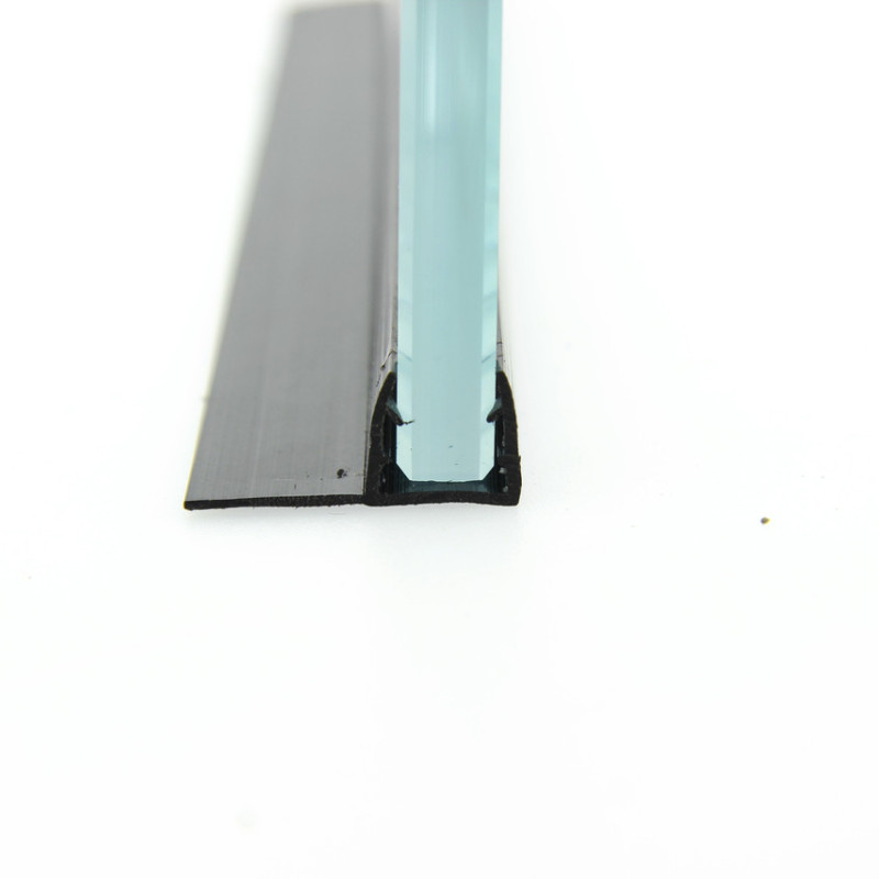 Ущільнювач для душової кабіни, чорний, бічний (F) довжина 2 м. Вія 15 мм.